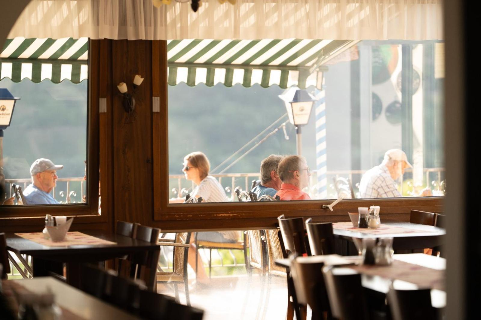 Hotel Restaurant Moselblick Wintrich Exterior photo