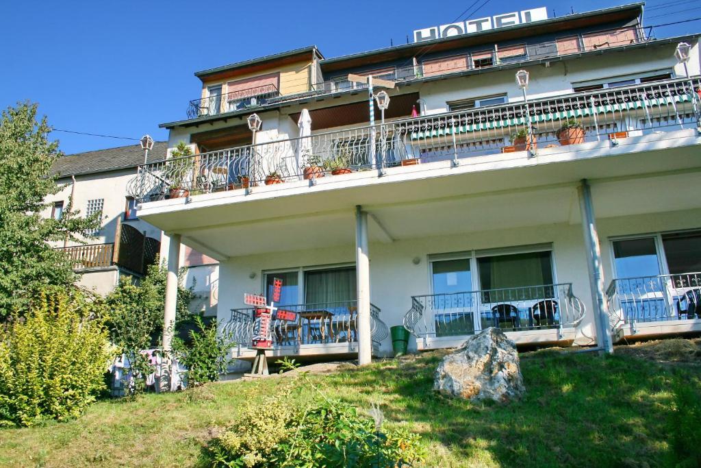Hotel Restaurant Moselblick Wintrich Exterior photo